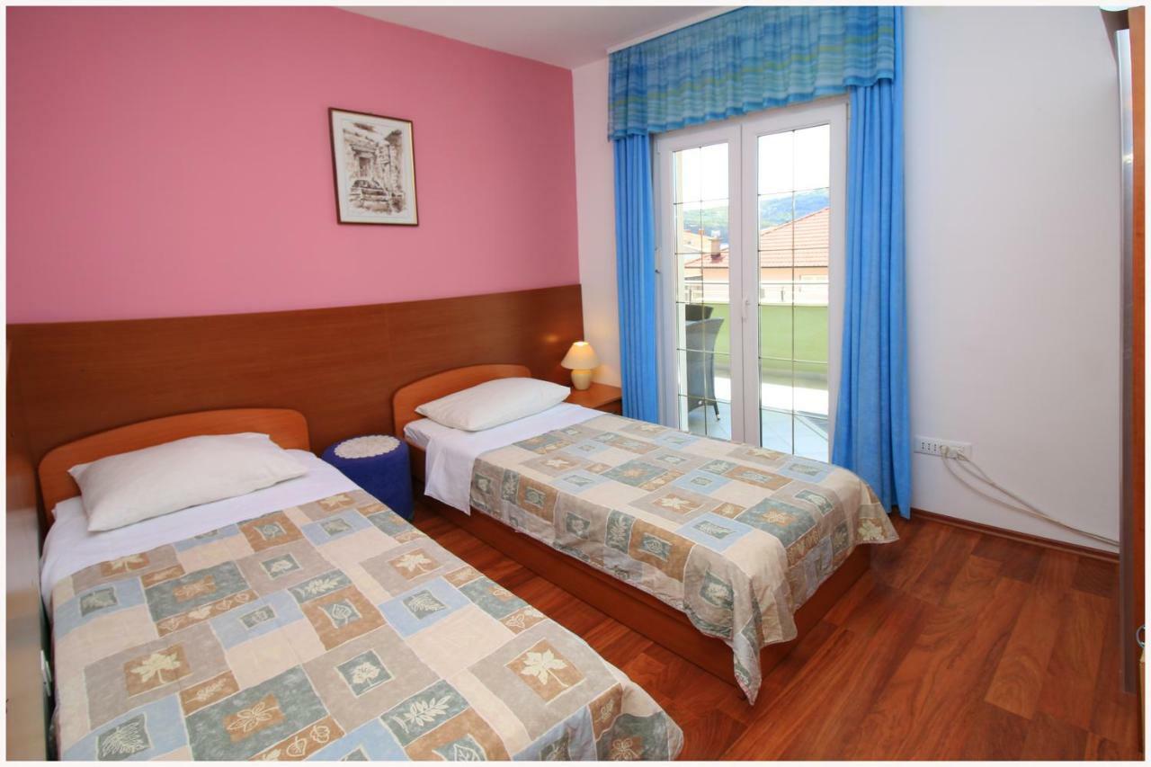 -Villa Sjor -Primosten-Apartmani- Has 2 Large Apartments And 2 Smaller Ones -Primosten Lokvice 6 Kültér fotó